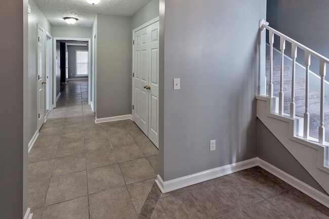 Building Photo - Townhome for Rent in Millbrook