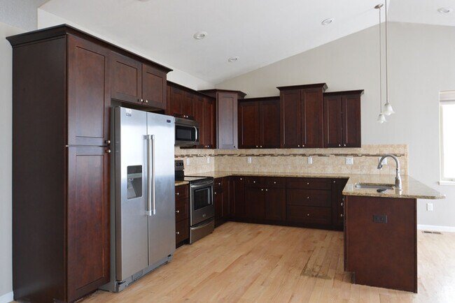 Building Photo - Large Home on Acreage!