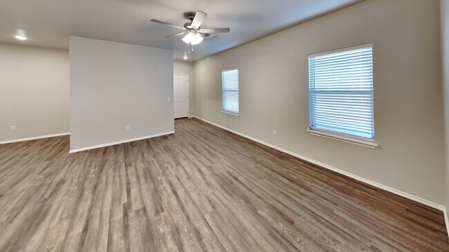 Foto del edificio - Luxury 3 Bedroom 2 Bathroom Townhome in Piedmont Schools- Neighborhood Park and Basketball Court