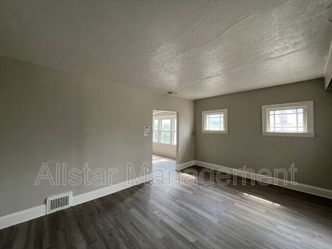 Foto del edificio - 3293 E 121st St