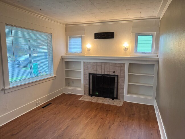 Foto del edificio - Charming 2 Bedroom 1 Bathroom Located in the Heart of the Beaumont-Wilshire Area!!