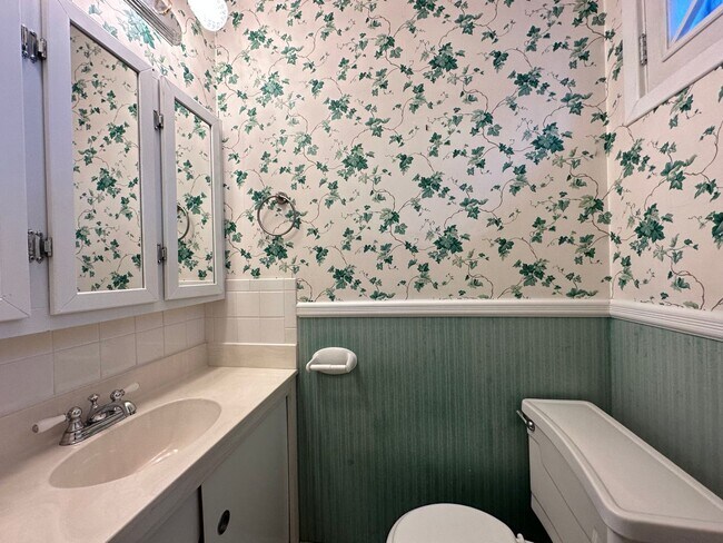Building Photo - Charming 3 Bedroom/1.5 Bathroom Home in Ha...
