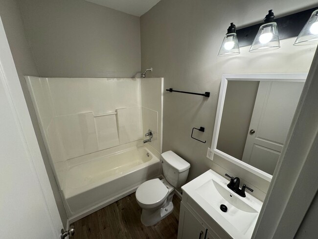 Building Photo - $1125- 3 bed 2 bath Single Family Home