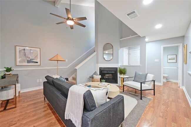 Foto del edificio - 512 Eberhart Ln