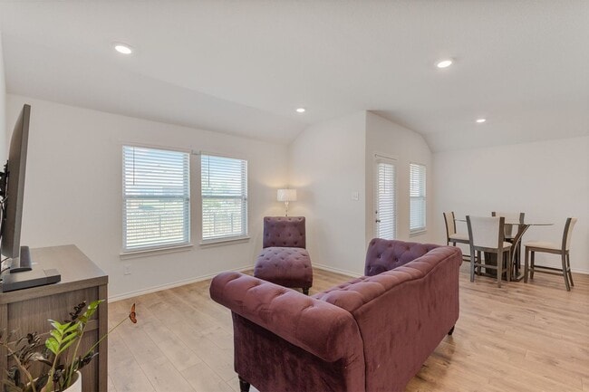 Building Photo - 936 English Dr