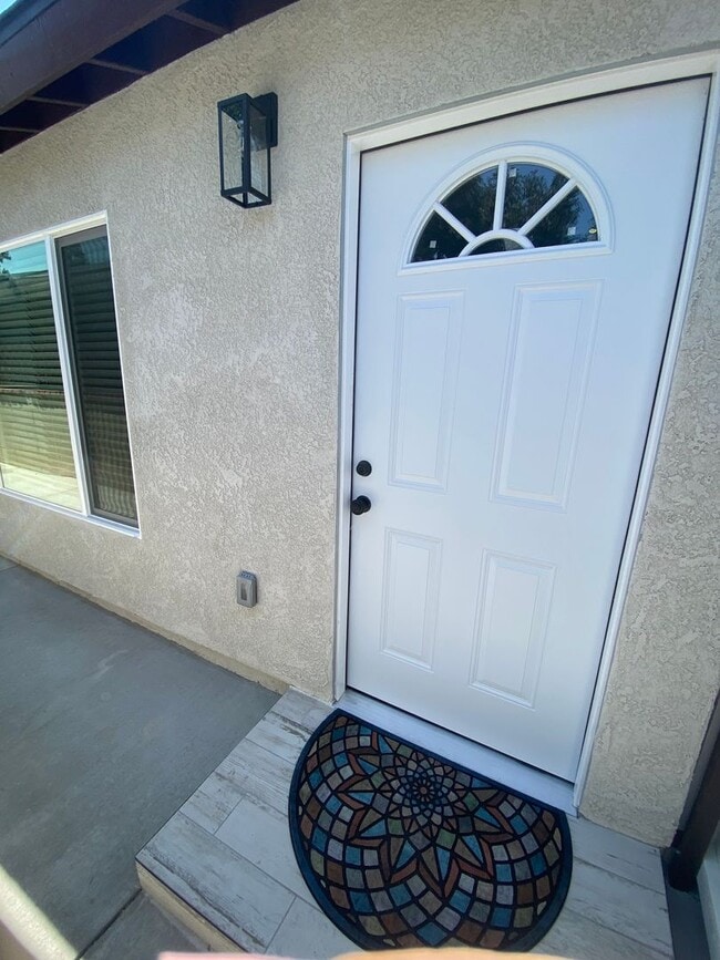 Building Photo - Recently remodeled 2 bed, 1 bath Condo in Central Simi Valley