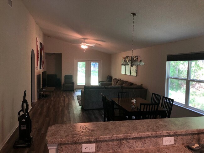 Foto del edificio - 1 BEDROOM FOR RENT: Private Bedroom W/ Sha...