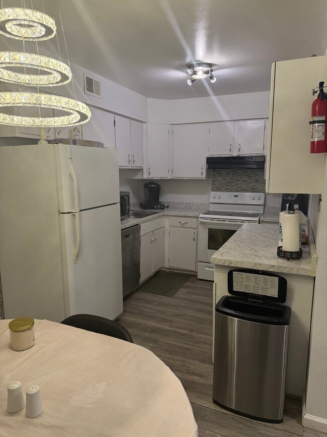 Foto del edificio - 619 Country Ln