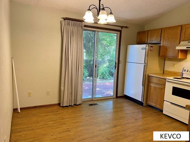 Foto del edificio - Huge House, Perfect Layout for Roommates!