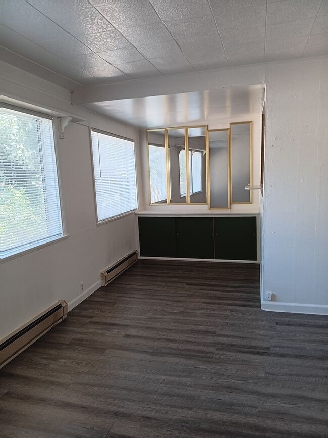 Building Photo - Duplex 4 Blocks From WOU Available