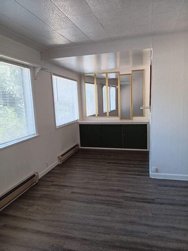 Foto del edificio - Duplex 4 Blocks From WOU Available