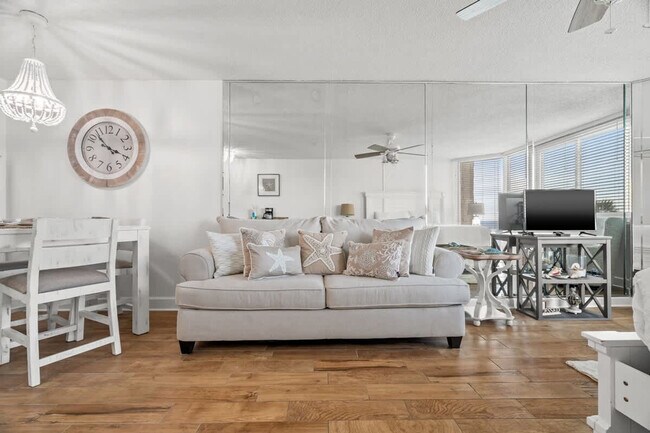 Building Photo - 8817 S Thomas Dr