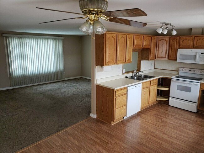 Foto del edificio - Move in ready 4 bedroom home For Rent on S...