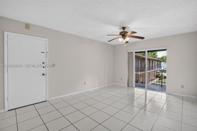 Building Photo - 10786 N Kendall Dr