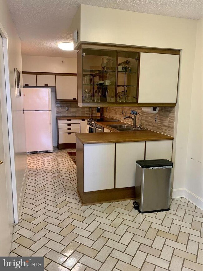 Foto del edificio - 1300 Crystal Dr