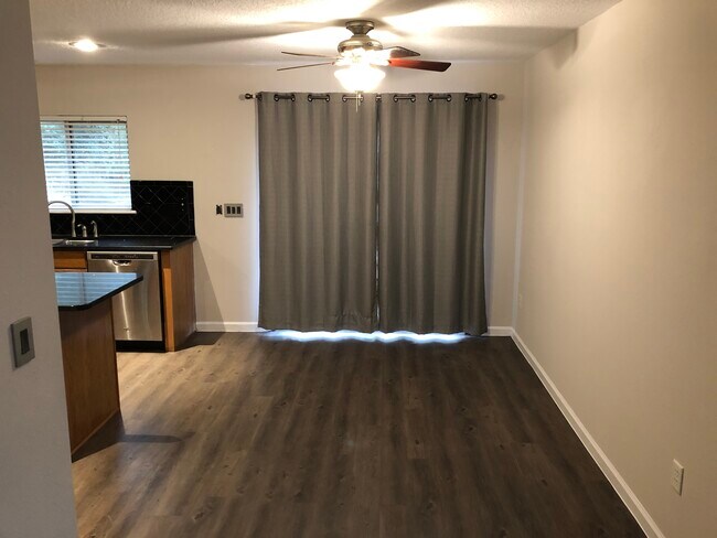 Foto del edificio - 7037 Beekman Lake Dr