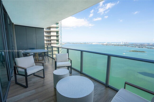 Foto del edificio - 650 NE 32nd St