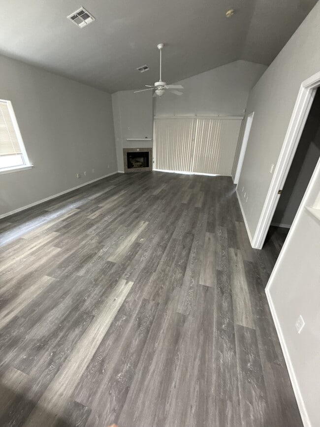 Building Photo - 1825 E Shore Villas Dr