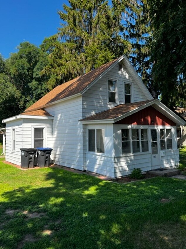 Primary Photo - Recently Renovated 3 Bedroom 1 Bath Single...