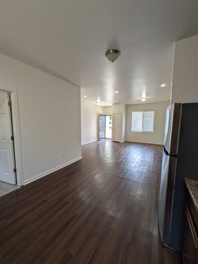 Building Photo - 440 Robbe Ave