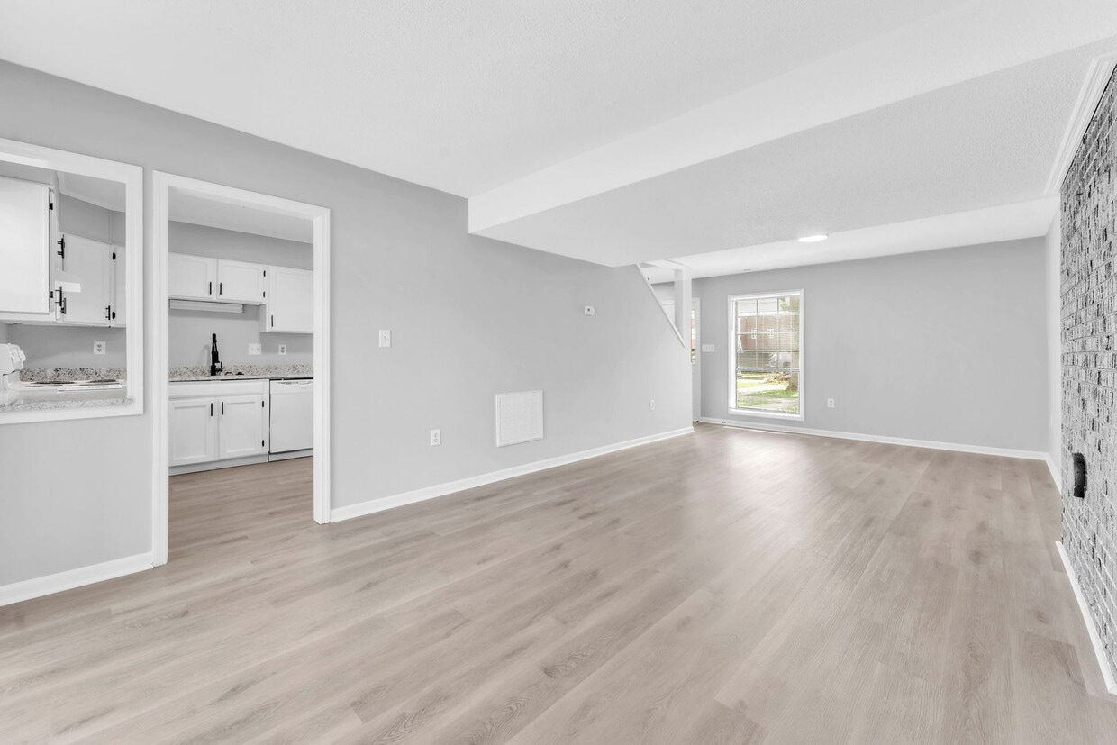 Primary Photo - *NEWLY RENOVATED* 2 Bedroom Townhouse in D...