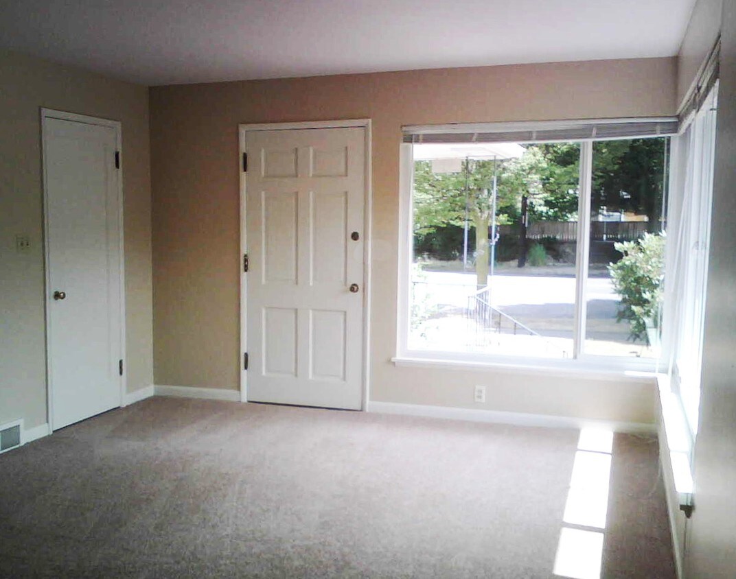 Interior Photo - 9221-9223 35th Ave SW