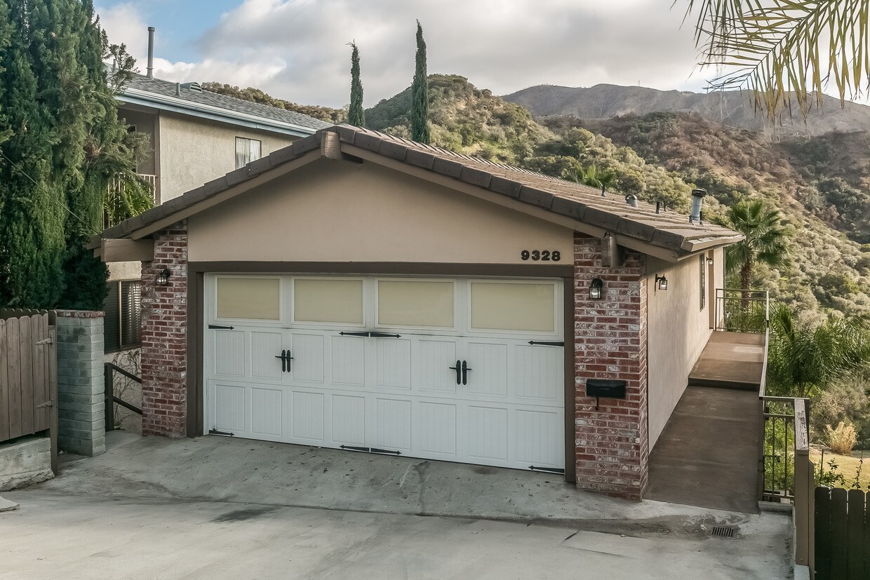 Primary Photo - 9328 Reverie Rd