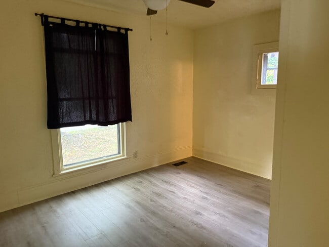 Building Photo - 102 S Balch St