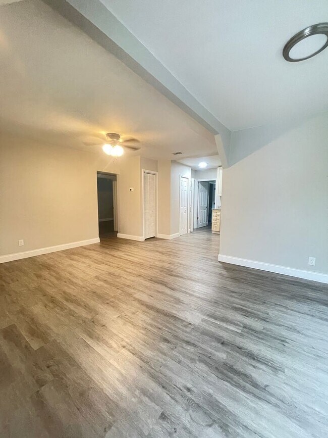 Foto del edificio - Price Reduction on this Newly Remodeled Ho...