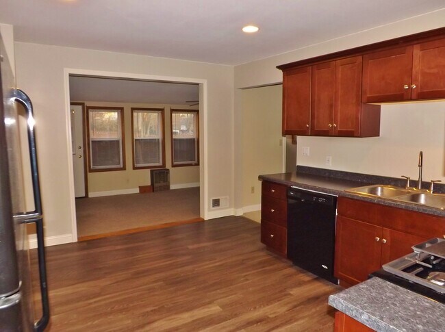 Building Photo - 2409 Parklake Dr