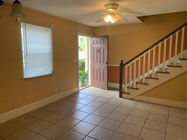 Building Photo - 108 Country Club Dr