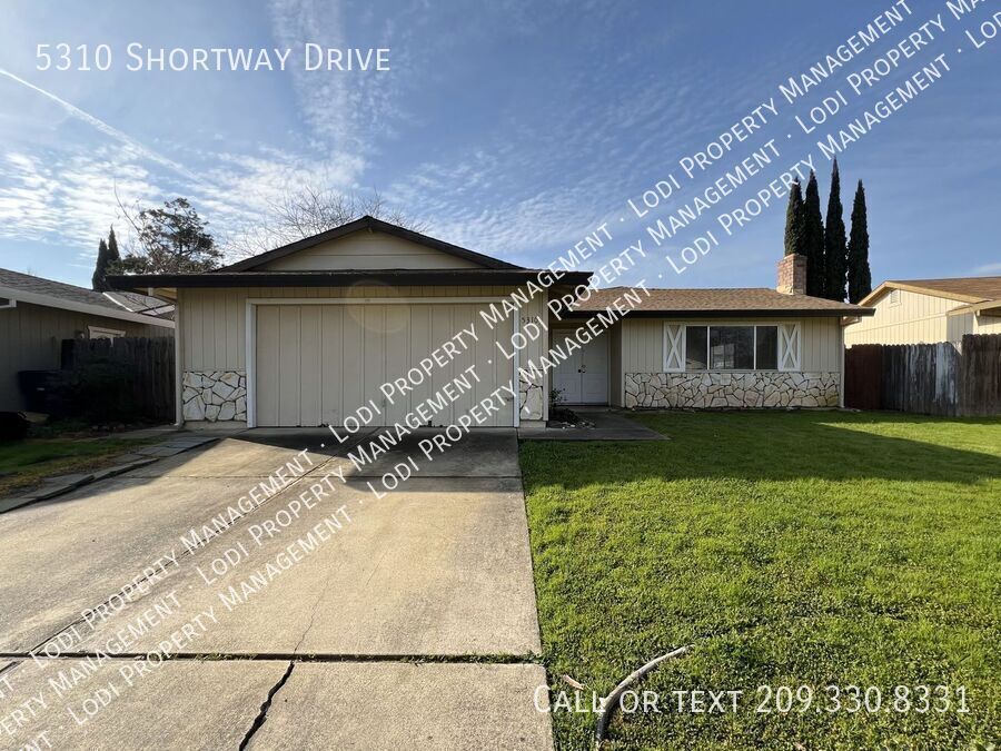 Primary Photo - Spacious 3 Bedroom 2 Bath Home in Valley H...