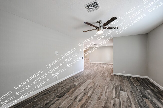 Building Photo - Stunning Open Concept Floorplan with Pool!