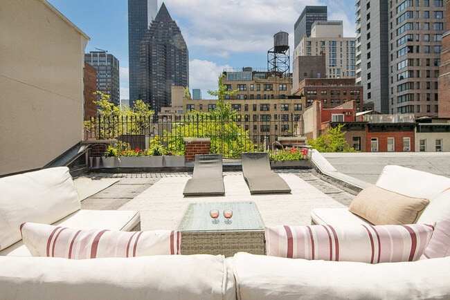 Foto del edificio - 323 E 51st St