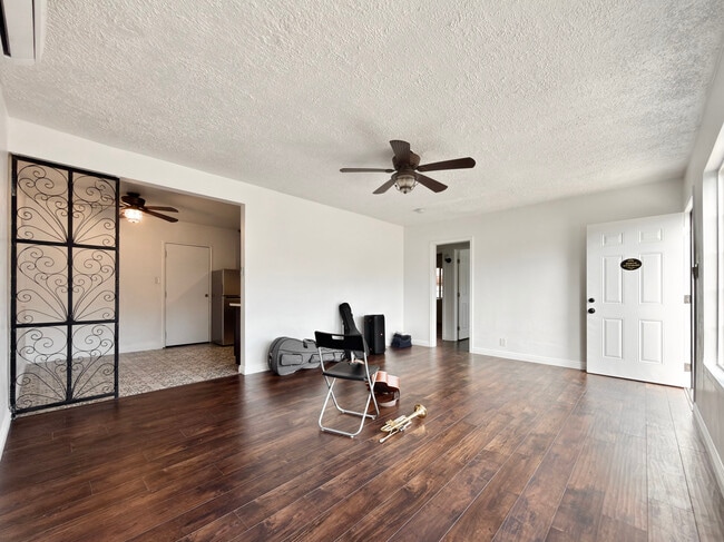 Sala de estar a la cocina - 3552 Whiteside St