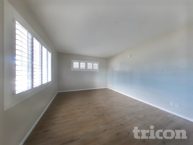 Foto del edificio - 120 W 8th Pl