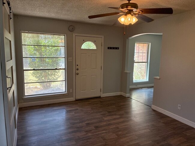 Building Photo - Beautiful 4BR 2BA Home w/ Fenced Yard + Garage Parking in Converse