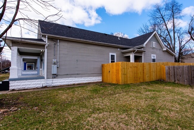 Building Photo - 1723 W Ormsby Ave