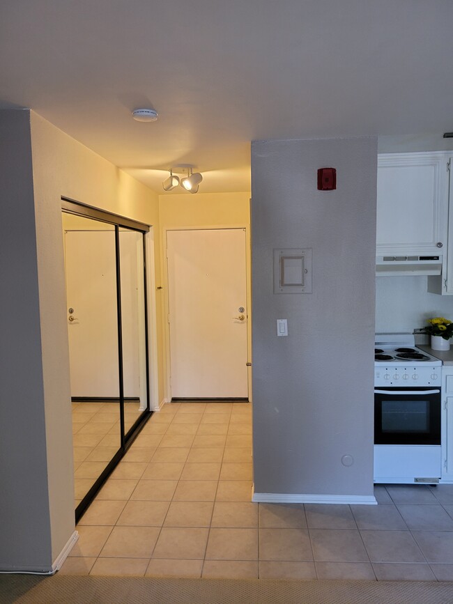 Hallway w/ mirror closet - 22100 Burbank Blvd