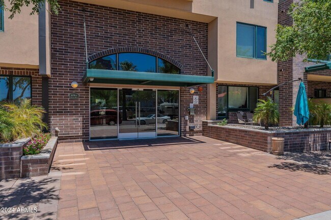 Building Photo - 16 W Encanto Blvd