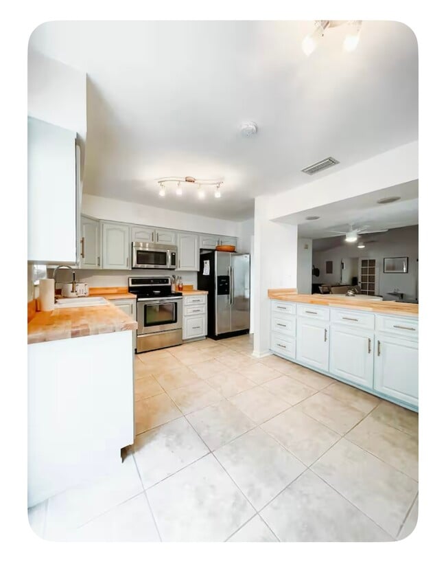 Building Photo - 4402 Sea Cove