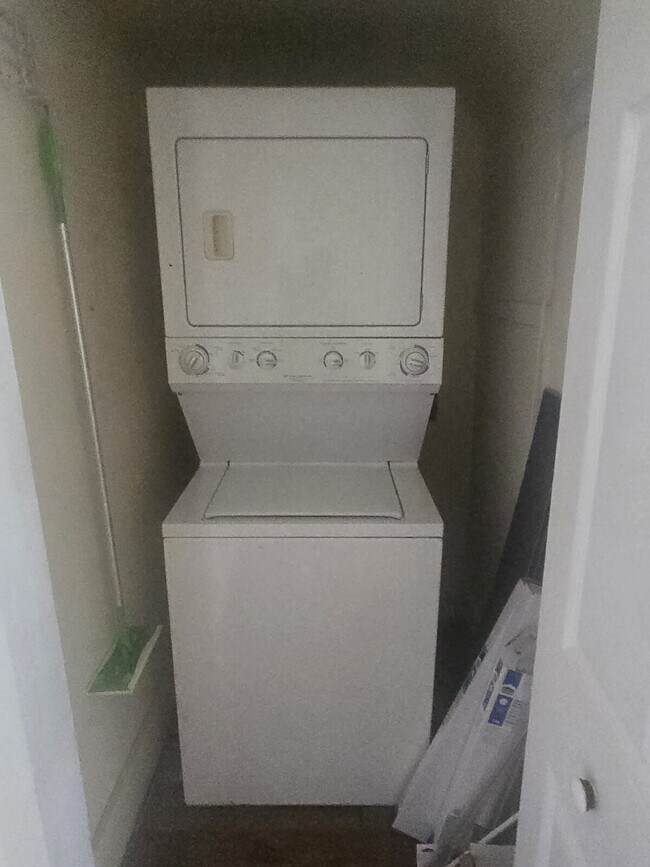 Foto del edificio - "2-Bed Condo with Gleaming Hardwood Floors...