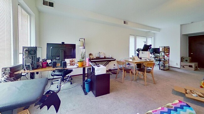 Foto del edificio - 701 W Belmont Ave