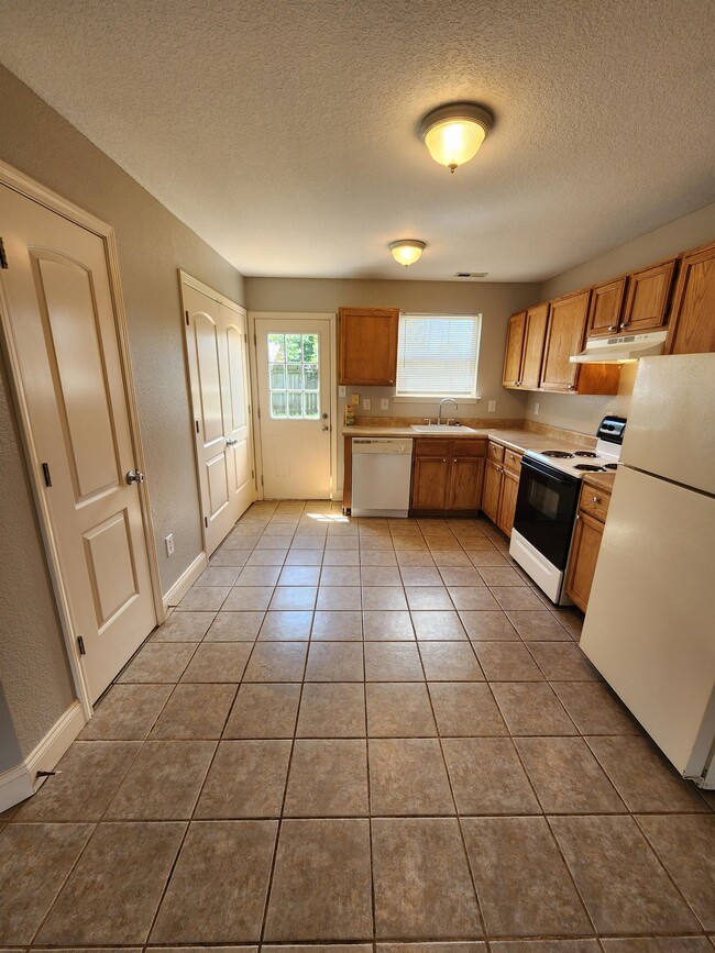 Building Photo - 7135 Hurst Ln
