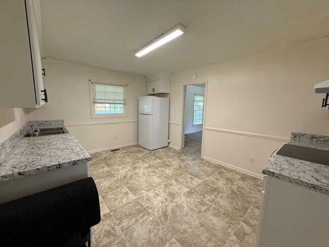 Building Photo - 3 Bedroom 2 Bathroom