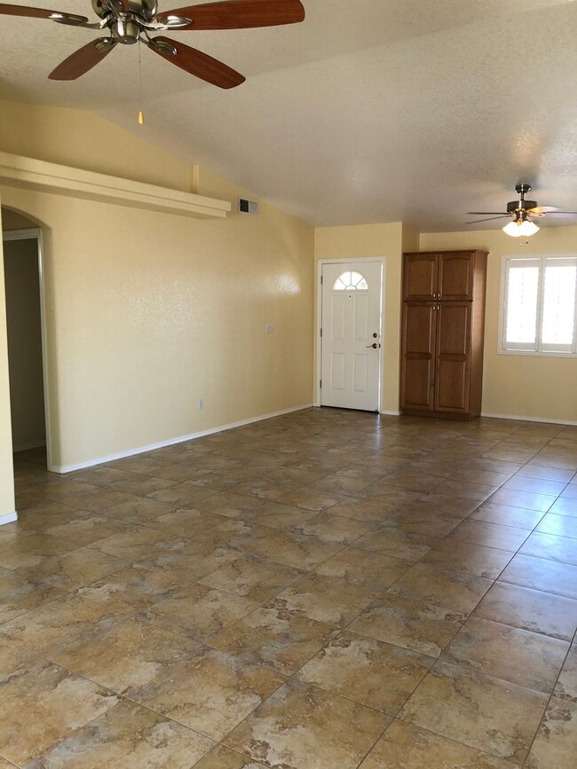 Building Photo - Pet Friendly 3 Bedroom - 2 Bath