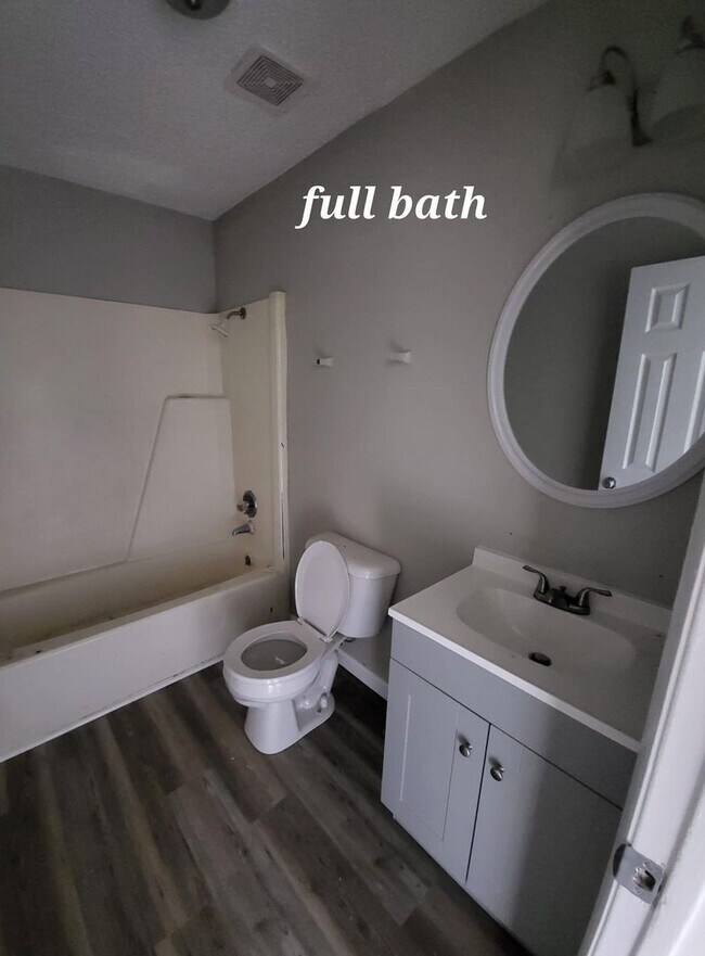 Foto del edificio - 2-Bed 1.5-Bath Townhome Available Soon!