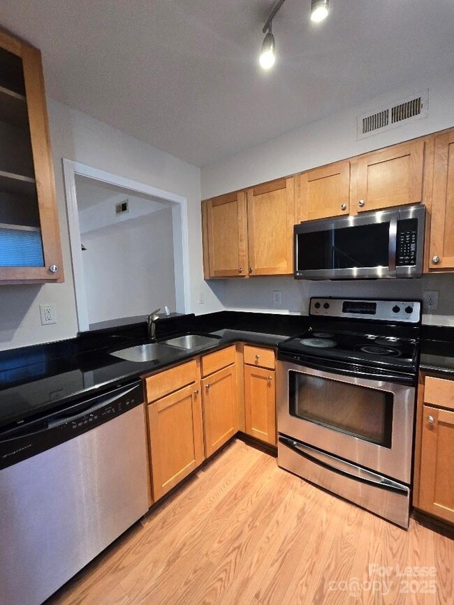 Building Photo - 1207 Green Oaks Ln