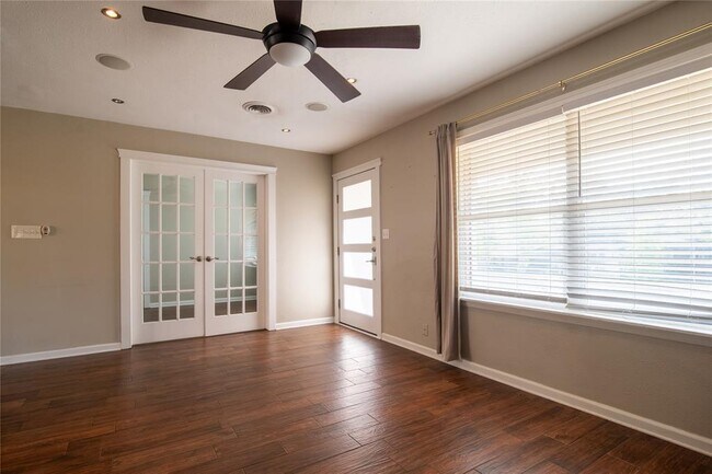 Foto del edificio - 4805 Creekwood Rd