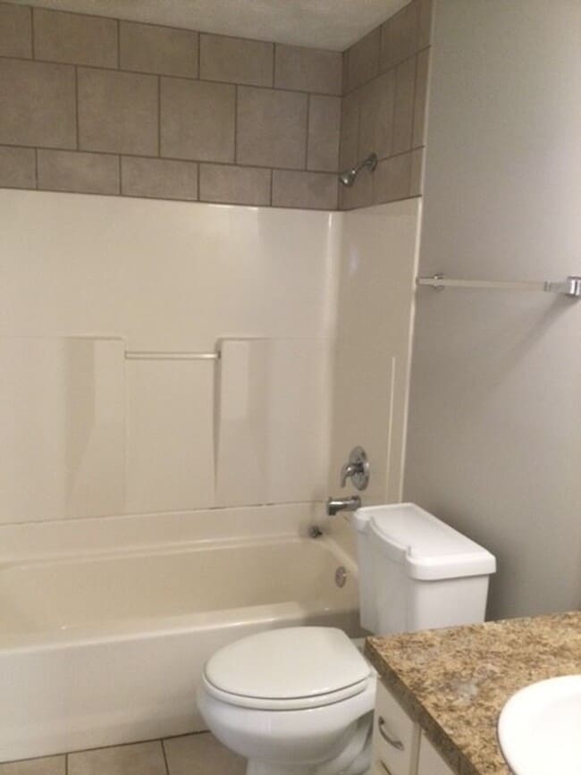 Building Photo - Shanna Ct. 804-806**DALE